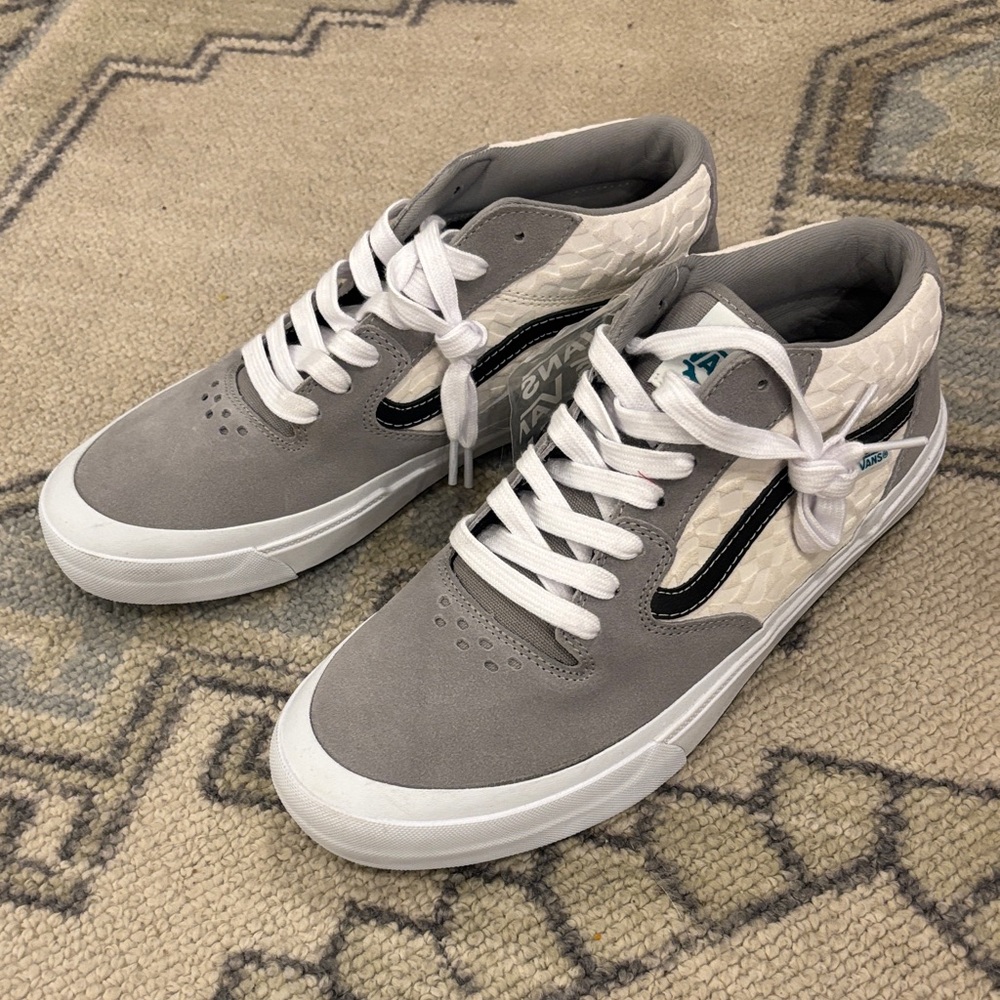 Brand new men’s Vans BMX Style 114 Peraza Grey/White extra laces in black